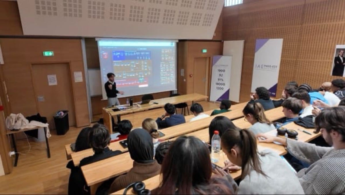 Lecture hall at IAE Paris-Est during a workflow presentation